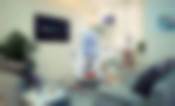 李灵巧的临床特色：精细化操作与自然美学